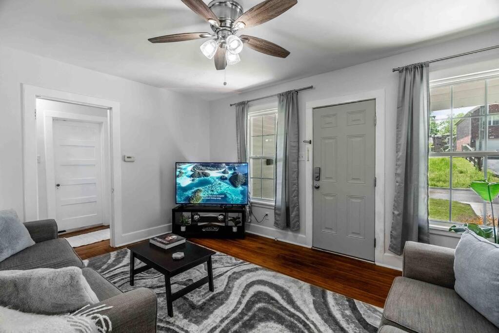 3 BR Hillcrest Home with Fully Fenced Backyard - Housity