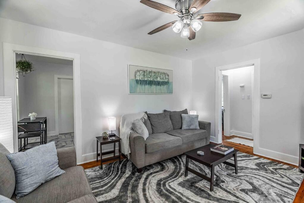 3 BR Hillcrest Home with Fully Fenced Backyard - Housity
