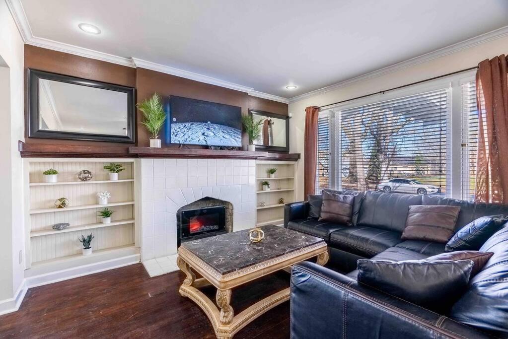 3 BR Spacious and Stylish Home Near Downtown - Housity