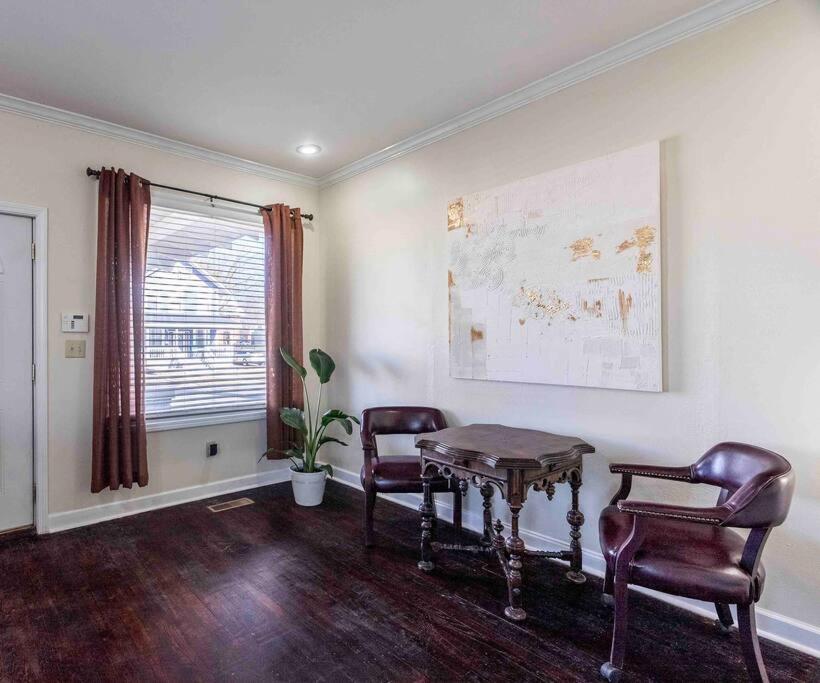 3 BR Spacious and Stylish Home Near Downtown - Housity