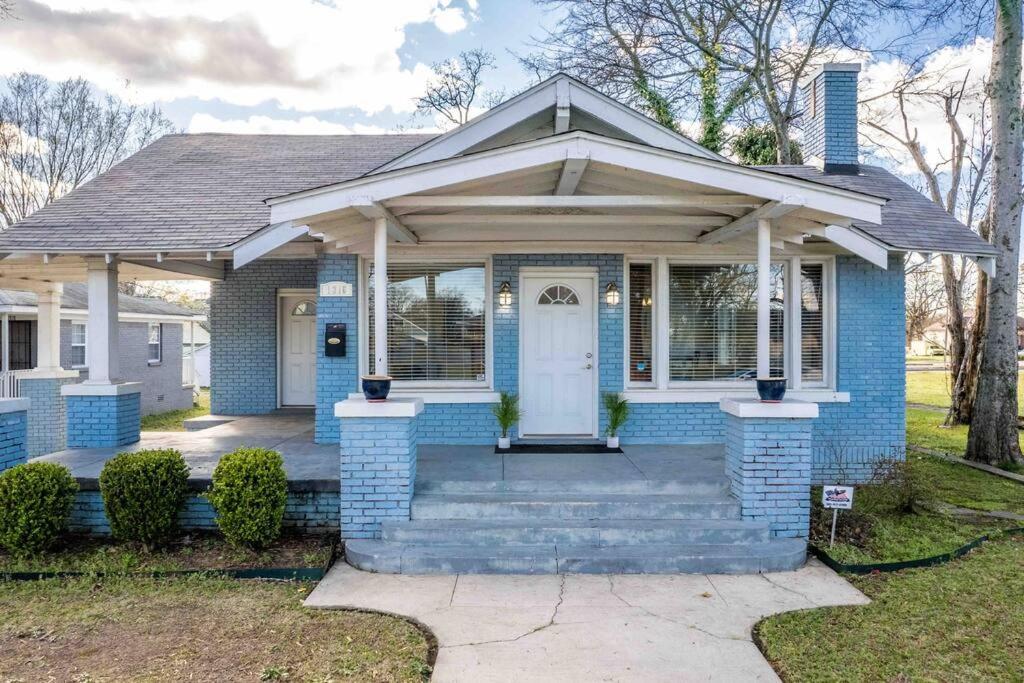 3 BR Spacious and Stylish Home Near Downtown - Housity