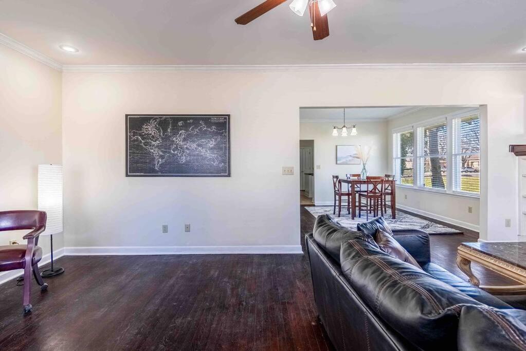 3 BR Spacious and Stylish Home Near Downtown - Housity