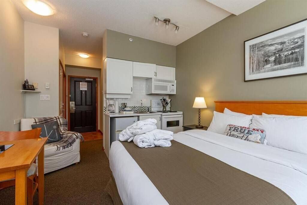 Couples’ Studio in Whistler Village - Hizvo