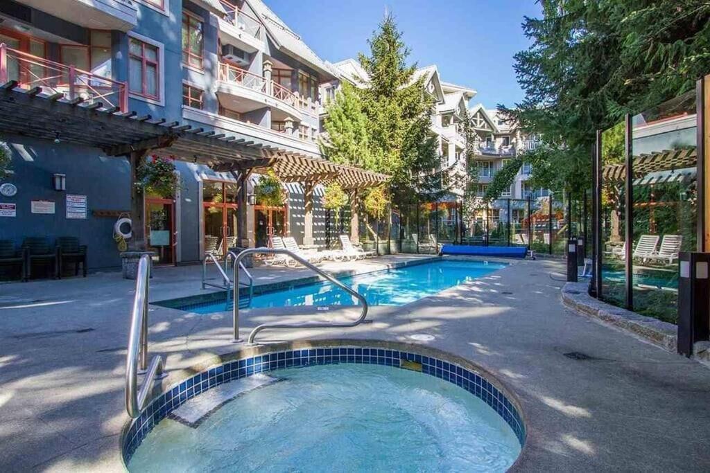 Couples’ Studio in Whistler Village - Hizvo