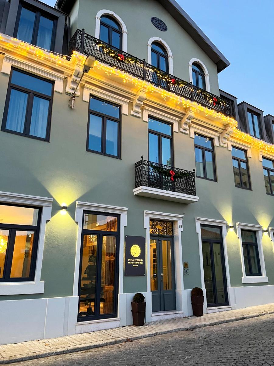 um edifício branco com janelas e uma varanda em Pena D'Água Boutique Hotel & Villas na Covilhã