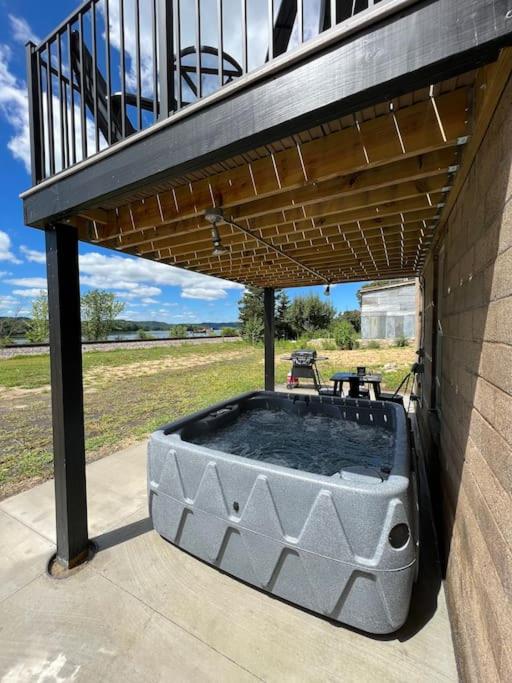 Waterfront Loft with HOT TUB, River View! - Housity