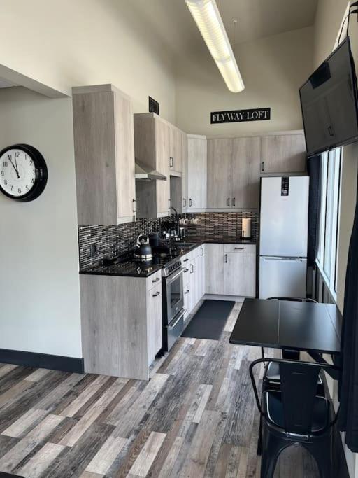 Waterfront Loft with HOT TUB, River View! - Housity
