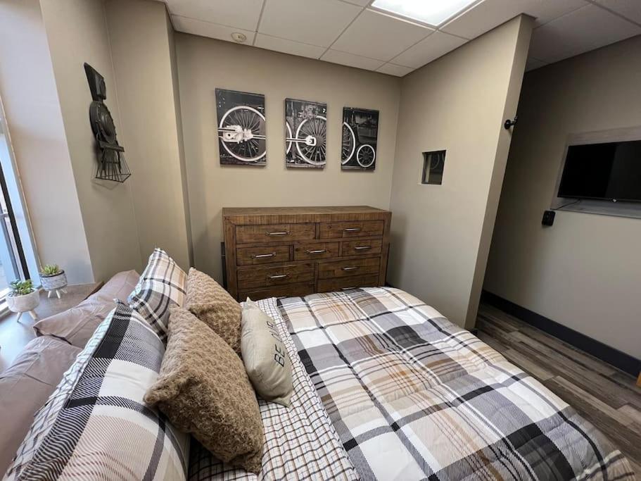 Waterfront Loft with HOT TUB, River View! - Housity