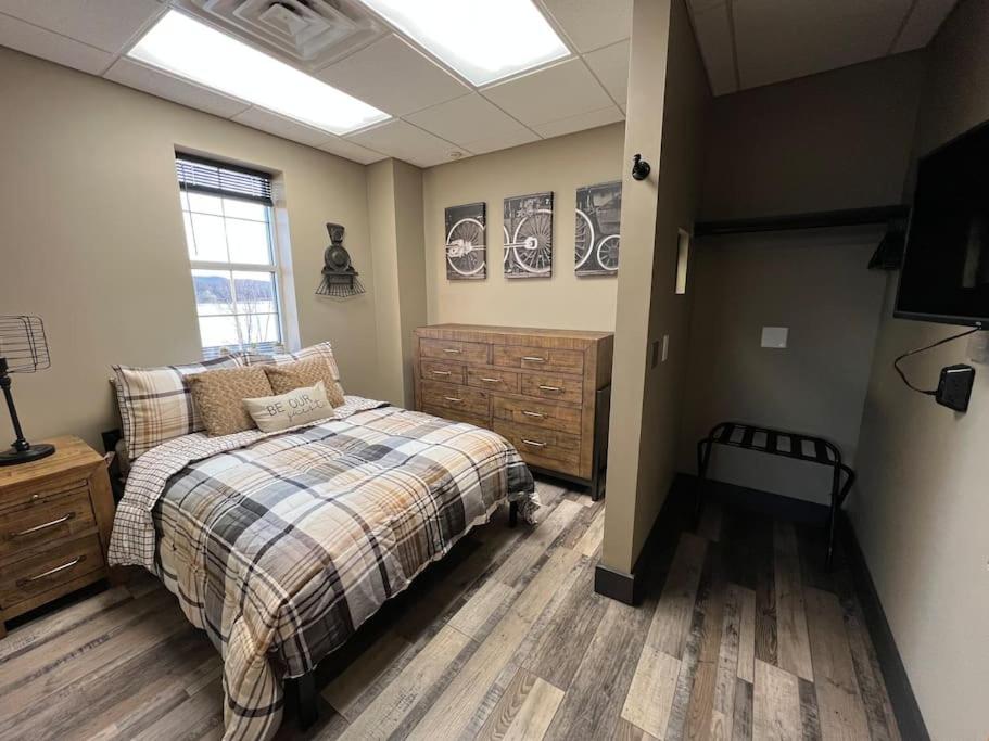 Waterfront Loft with HOT TUB, River View! - Housity