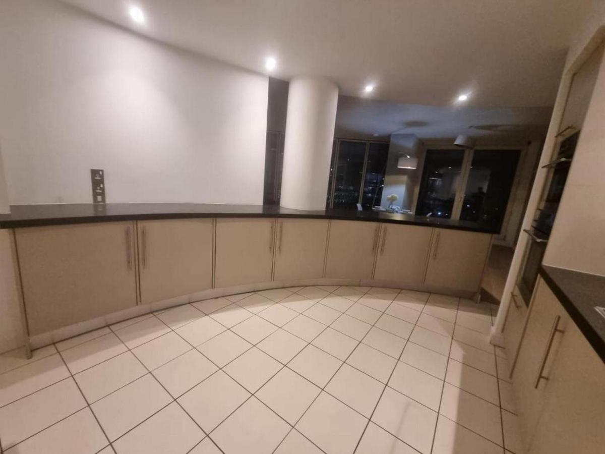 2BD Flat - Stunning views of Manchester Skyline - Housity