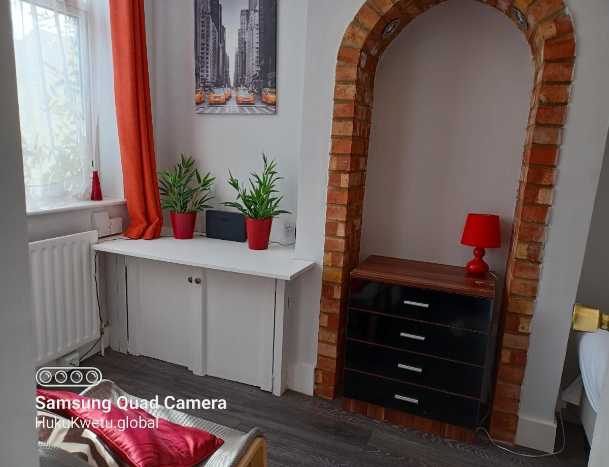 Salisbury House-Huku Kwetu Spacious 4 Bedroom House- Sleeps 6 - Luton Town Centre - Housity