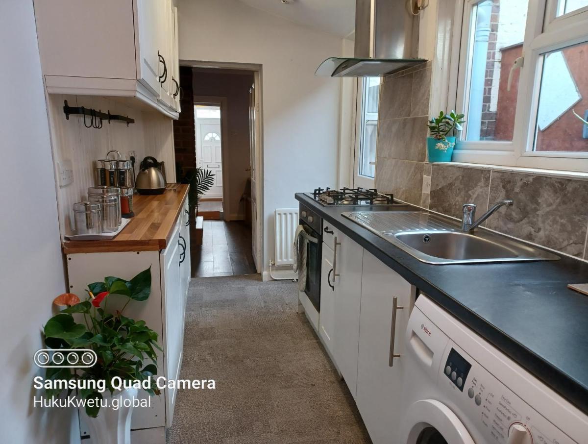 Salisbury House-Huku Kwetu Spacious 4 Bedroom House- Sleeps 6 - Luton Town Centre - Housity