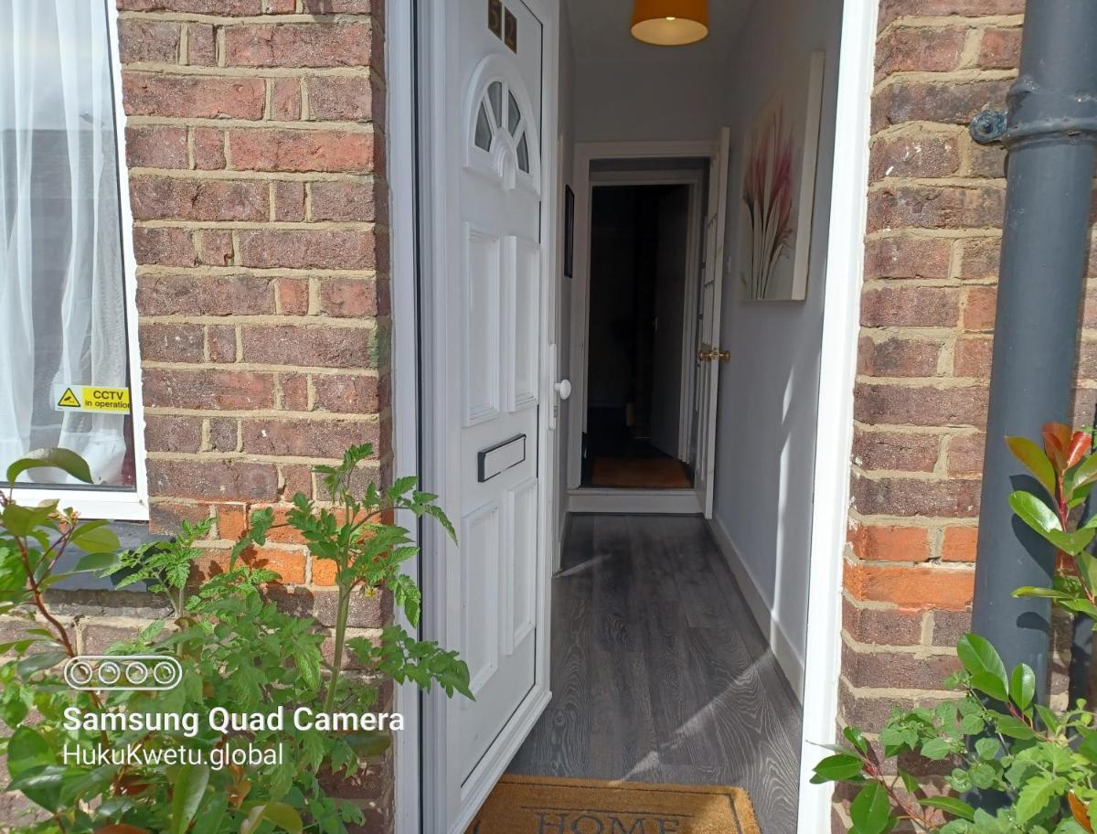 Salisbury House-Huku Kwetu Spacious 4 Bedroom House- Sleeps 6 - Luton Town Centre - Housity