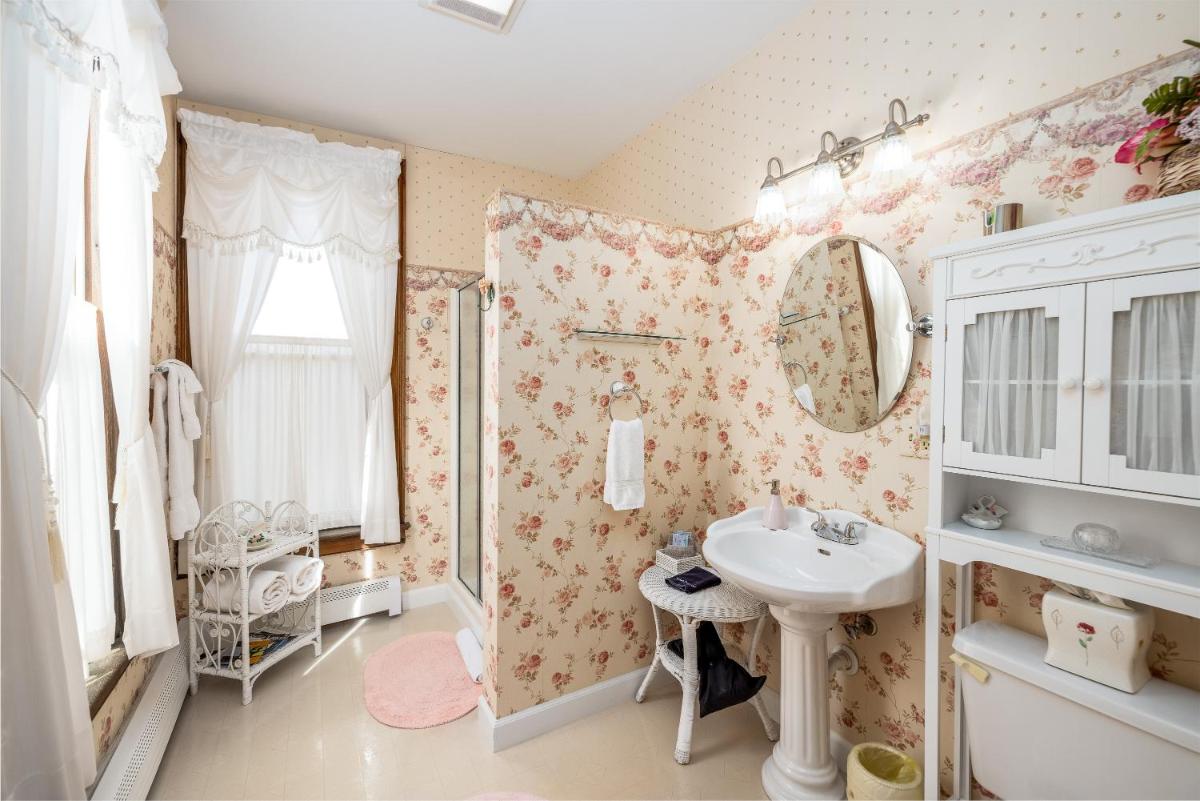 Sutherland House Victorian Bed and Breakfast - Housity