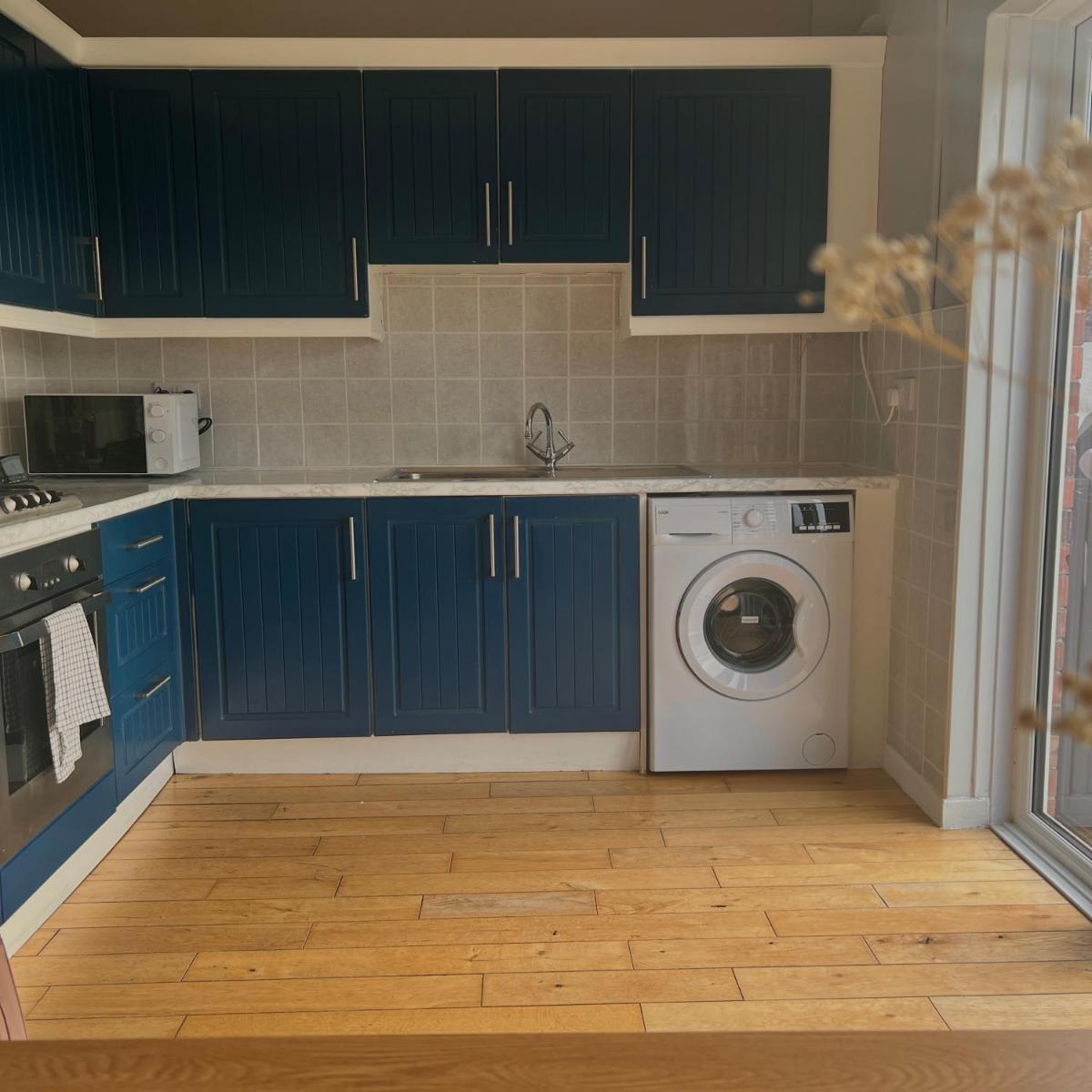 Entire 2-bed house with free parking - Housity