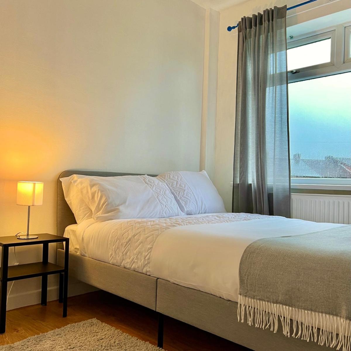 Entire 2-bed house with free parking - Housity