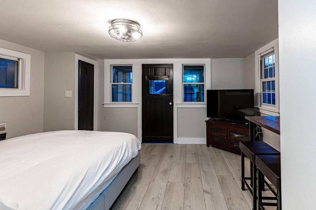 Cozy Cabin in a rural setting in Temple,NH -12 - Housity