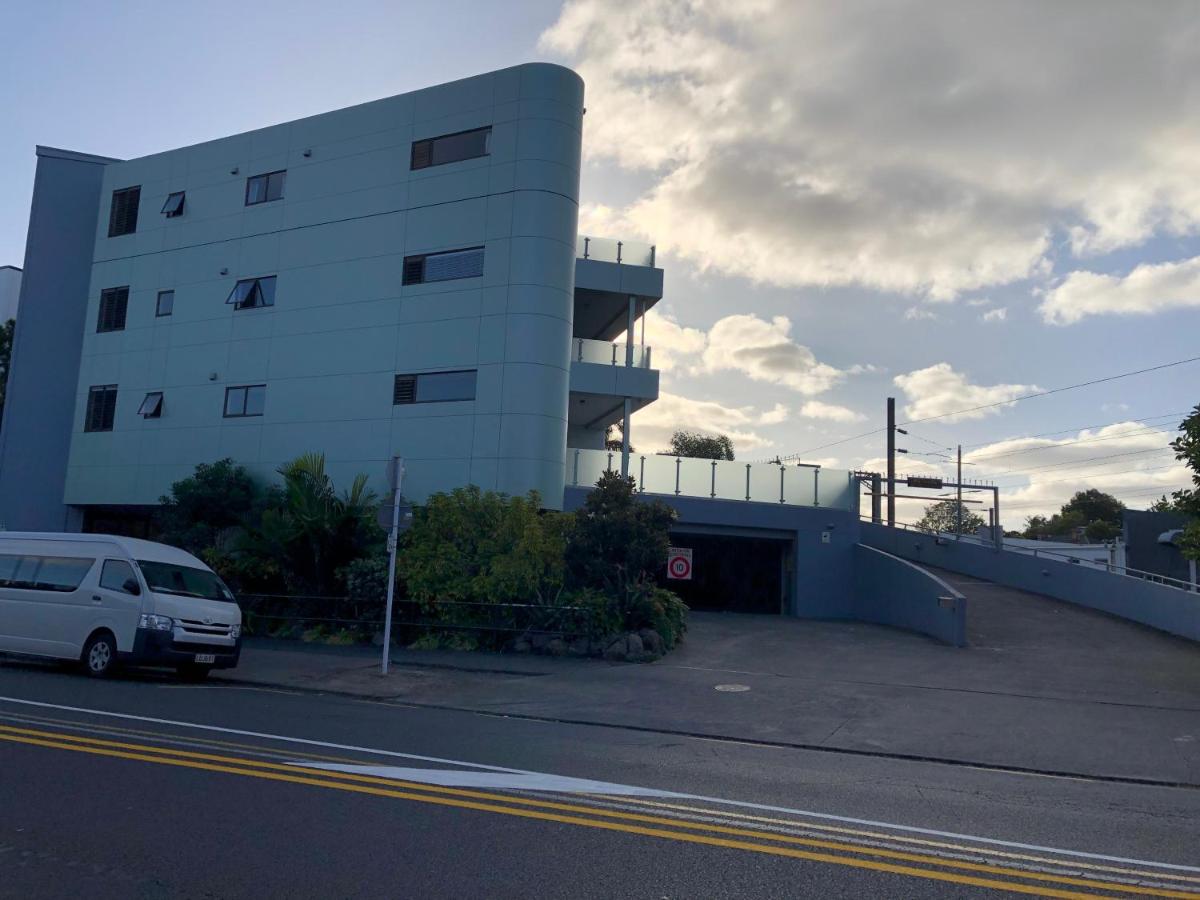 Cool Apartment, Central To Everything, share with 2x Bulldogs - Housity