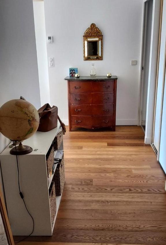 chambre lit 2 personnes dans appartement du logeur - Housity