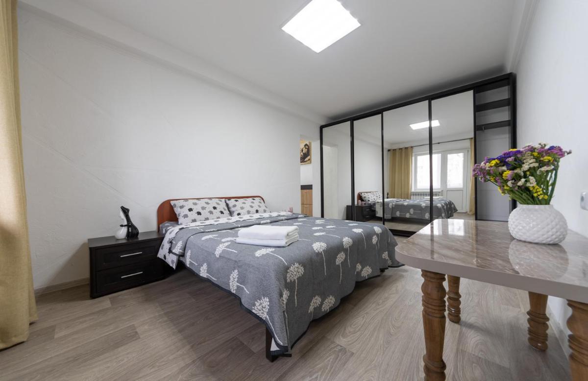 Світла, комфортна квартира біля метро Мінська - Housity