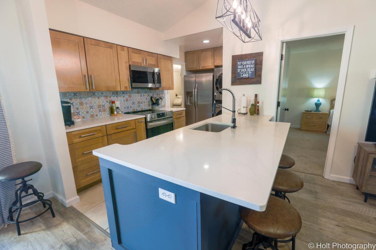 Cozy, Comfy 3 bed ranch/Hot Tub/Enclosed Porch with Simple Checkout. - Housity