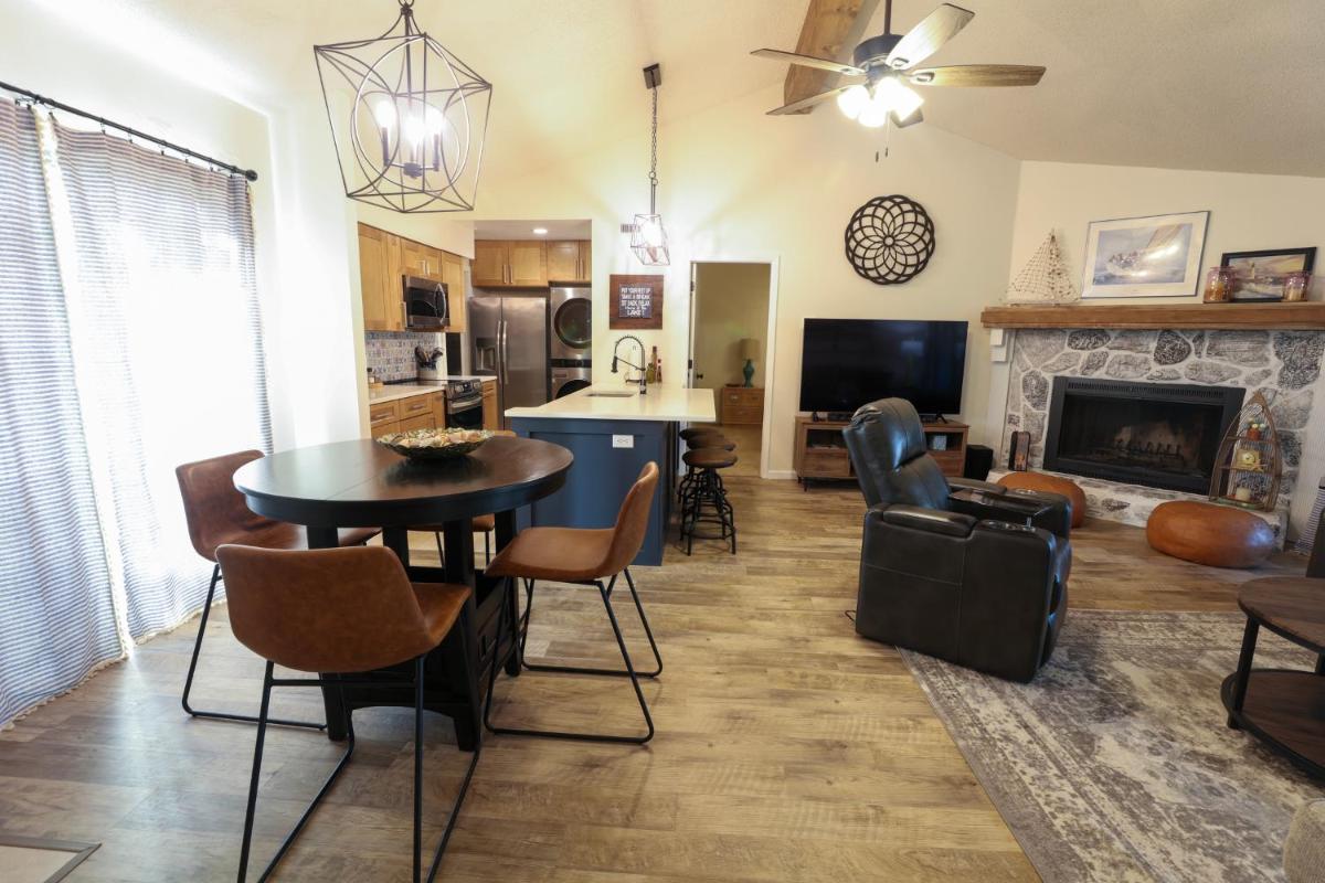 Cozy, Comfy 3 bed ranch/Hot Tub/Enclosed Porch with Simple Checkout. - Housity
