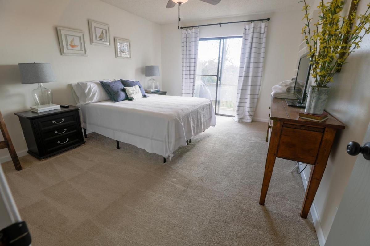 Cozy, Comfy 3 bed ranch/Hot Tub/Enclosed Porch with Simple Checkout. - Housity