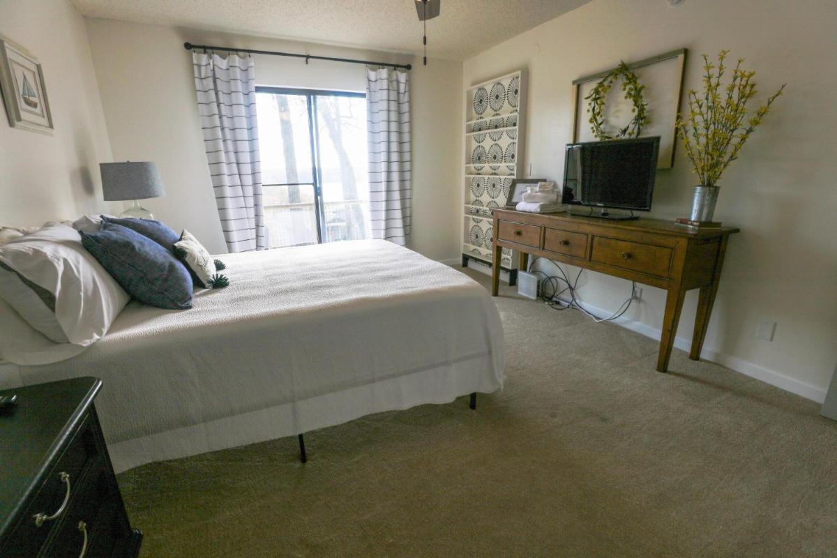 Cozy, Comfy 3 bed ranch/Hot Tub/Enclosed Porch with Simple Checkout. - Housity