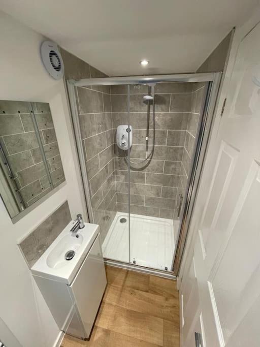 *Close to Beach* One Bedroom Suite with Parking - Housity