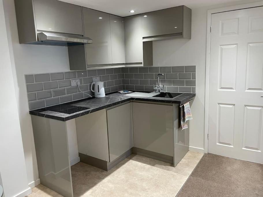 *Close to Beach* One Bedroom Suite with Parking - Housity