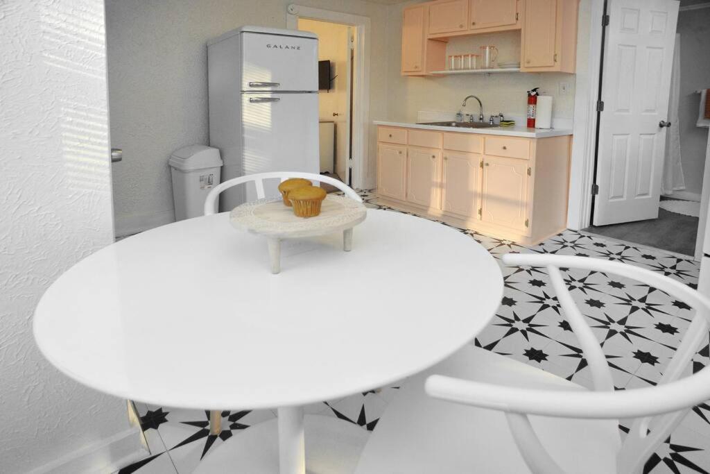 Peach by the Beach! 1 Bdrm Apt close to downtown - Housity