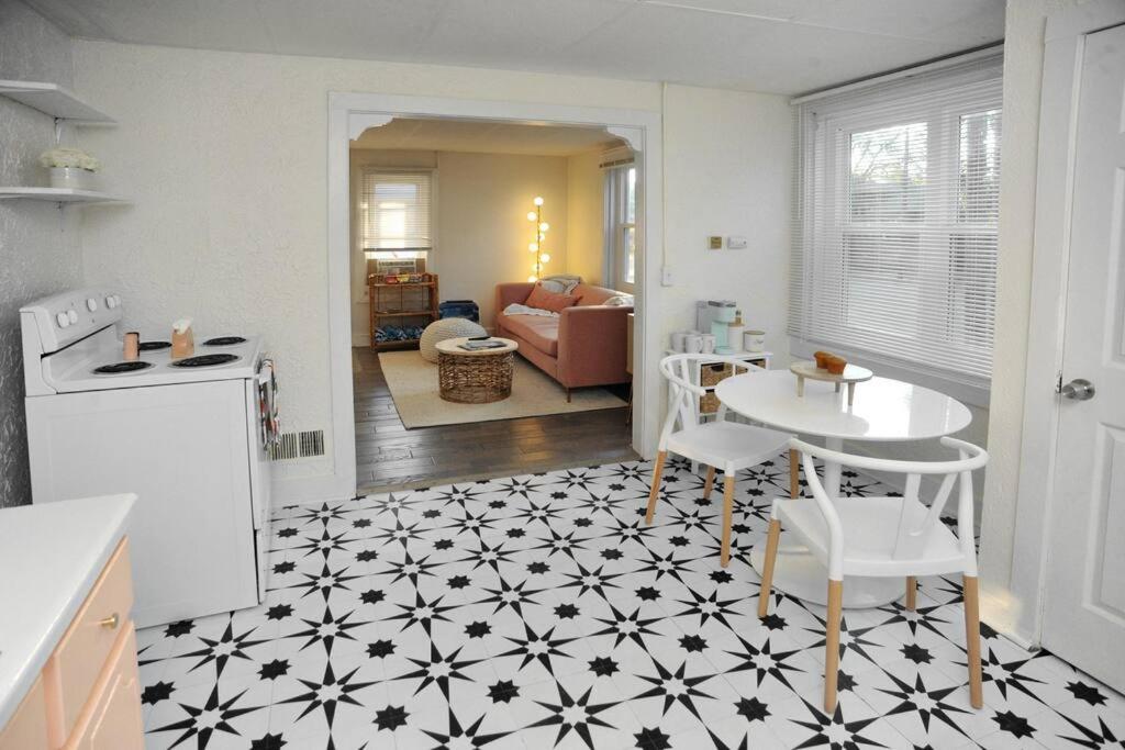 Peach by the Beach! 1 Bdrm Apt close to downtown - Housity