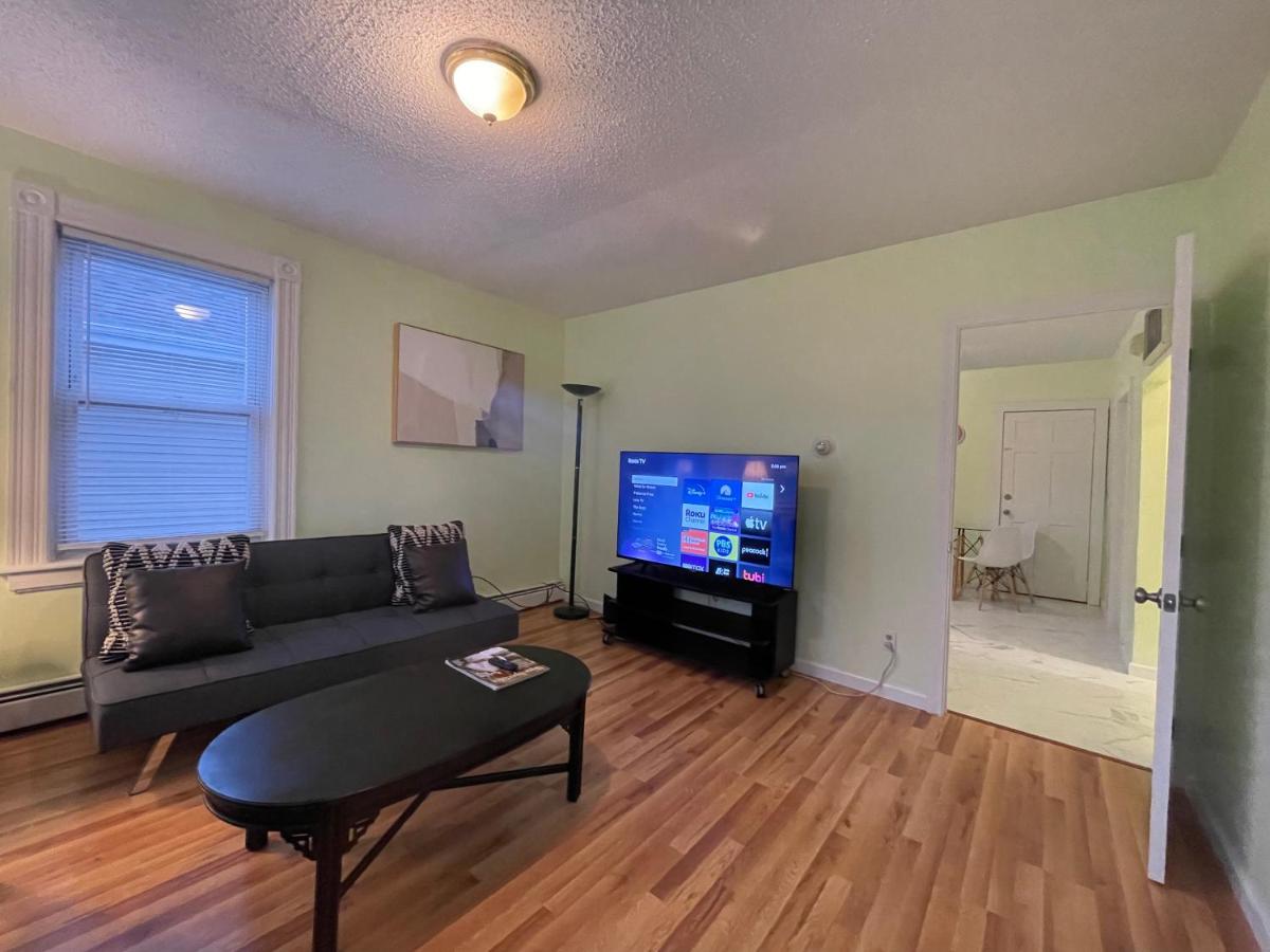 Entire neat 2B1B unit with free parking - Housity