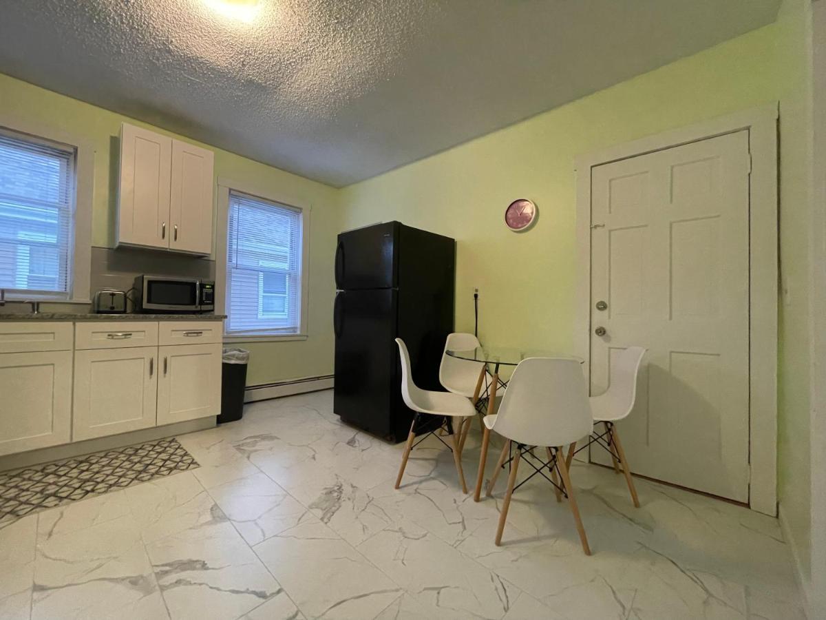 Entire neat 2B1B unit with free parking - Housity