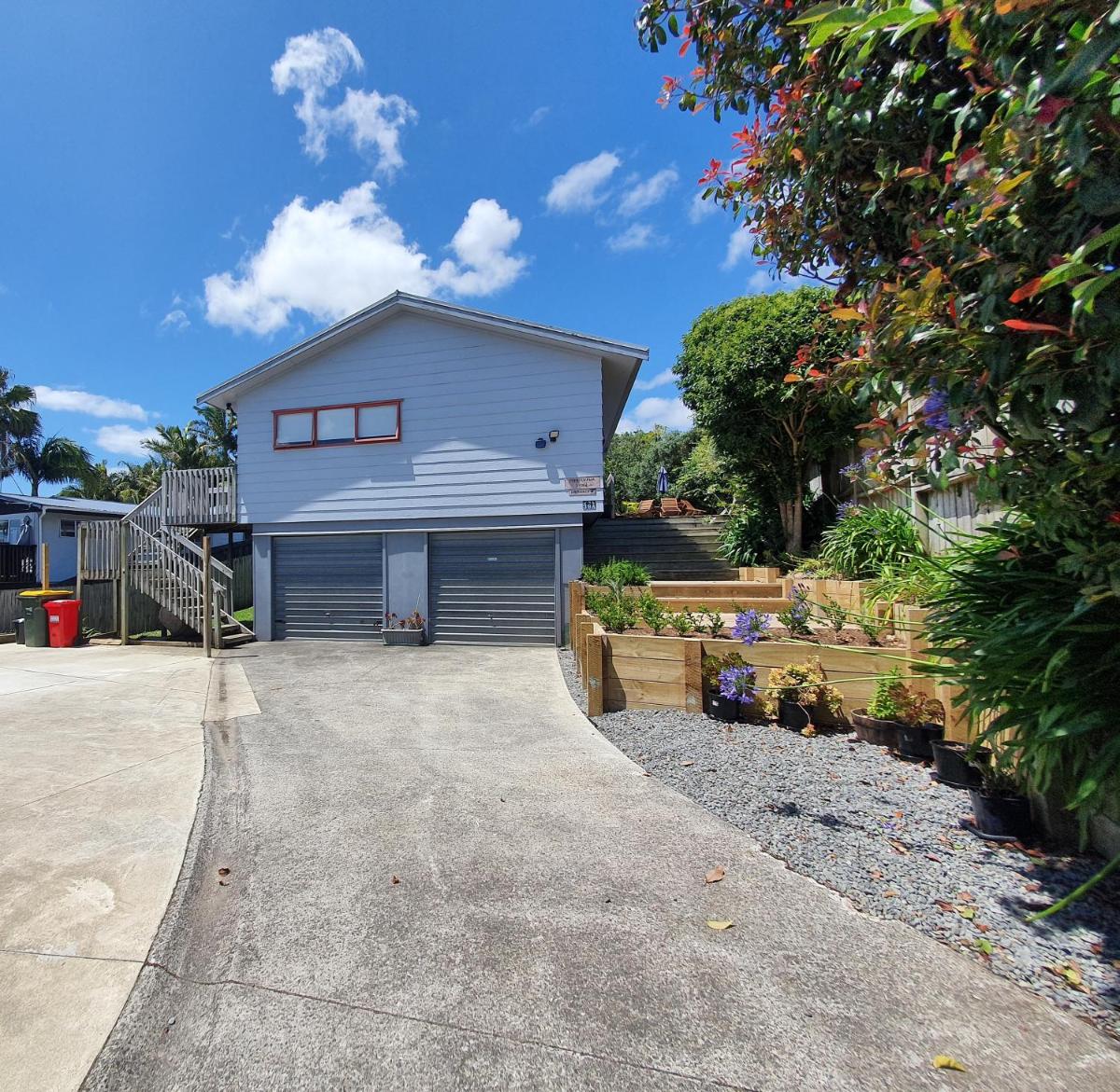 Pohutukawa Lodge by Orewa Beach - Housity