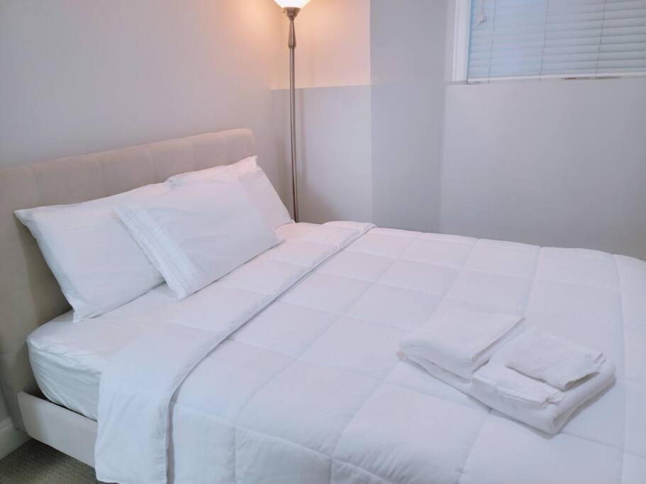 Private 3bed-2bath, 10 min to Guilford/Surrey - Housity