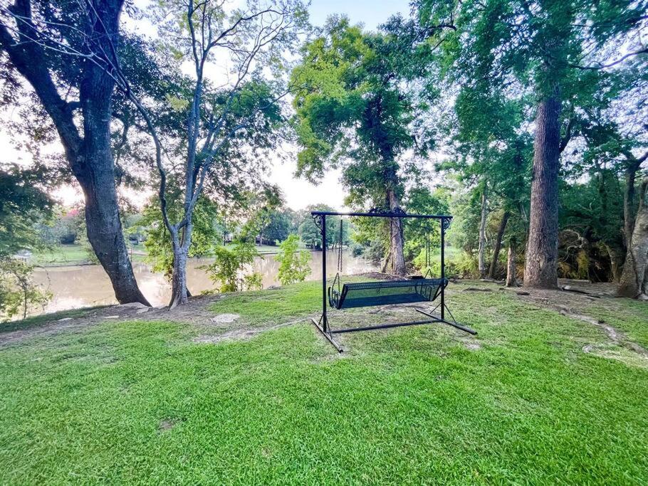 Unwind & Relax at Azalea Cottage on Bayou - Housity