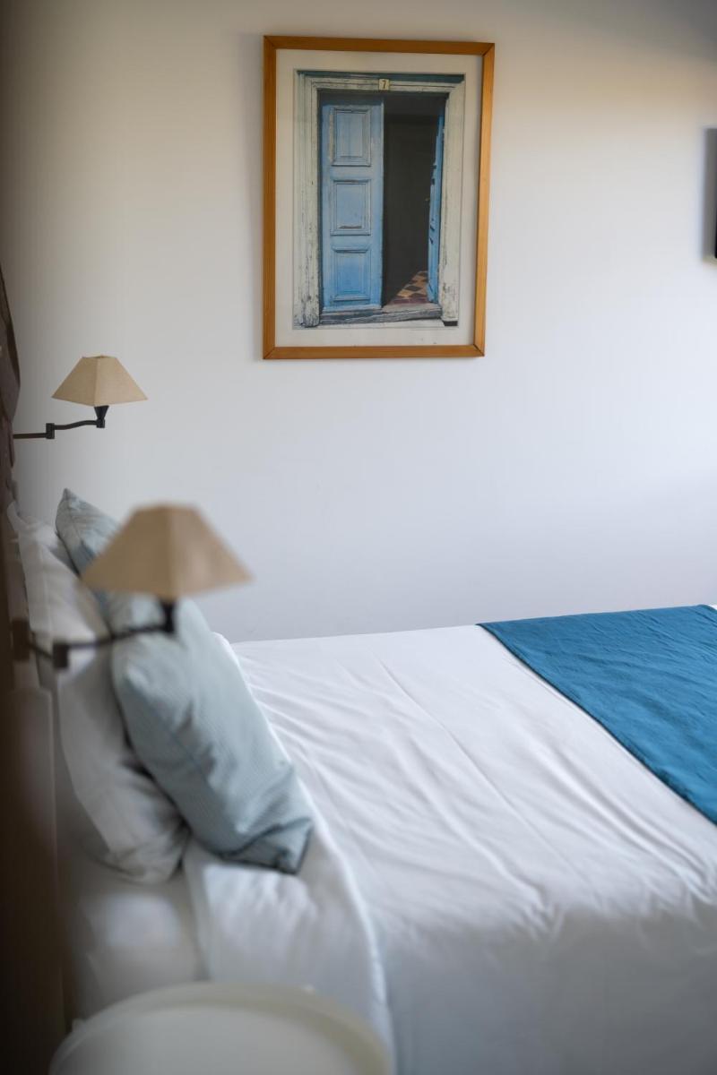 Un ou plusieurs lits dans un hébergement de l'établissement Hôtel Le Mas des Grès & Restaurant Sous les Platanes