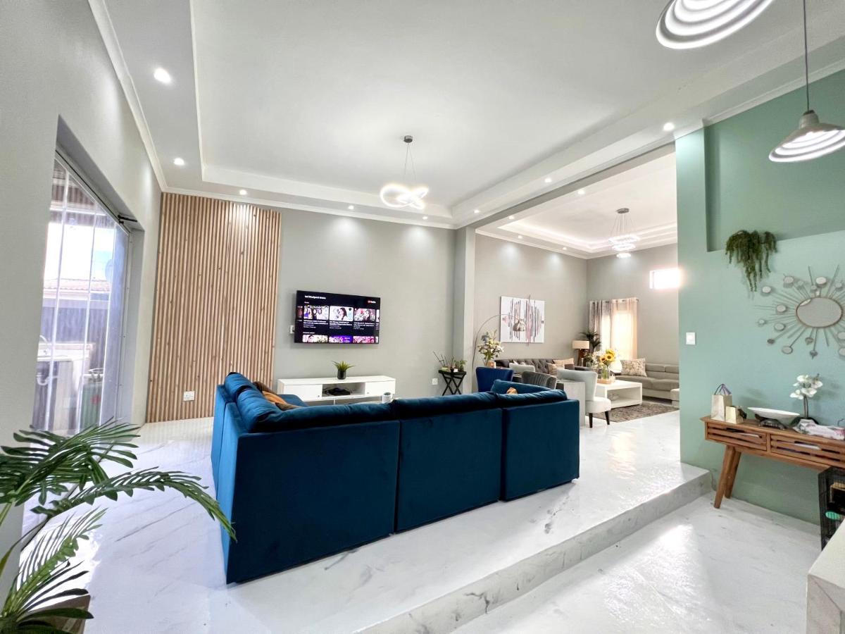 Trendy spacious modern house within 2km away from Canal Walk Century Cty - Housity