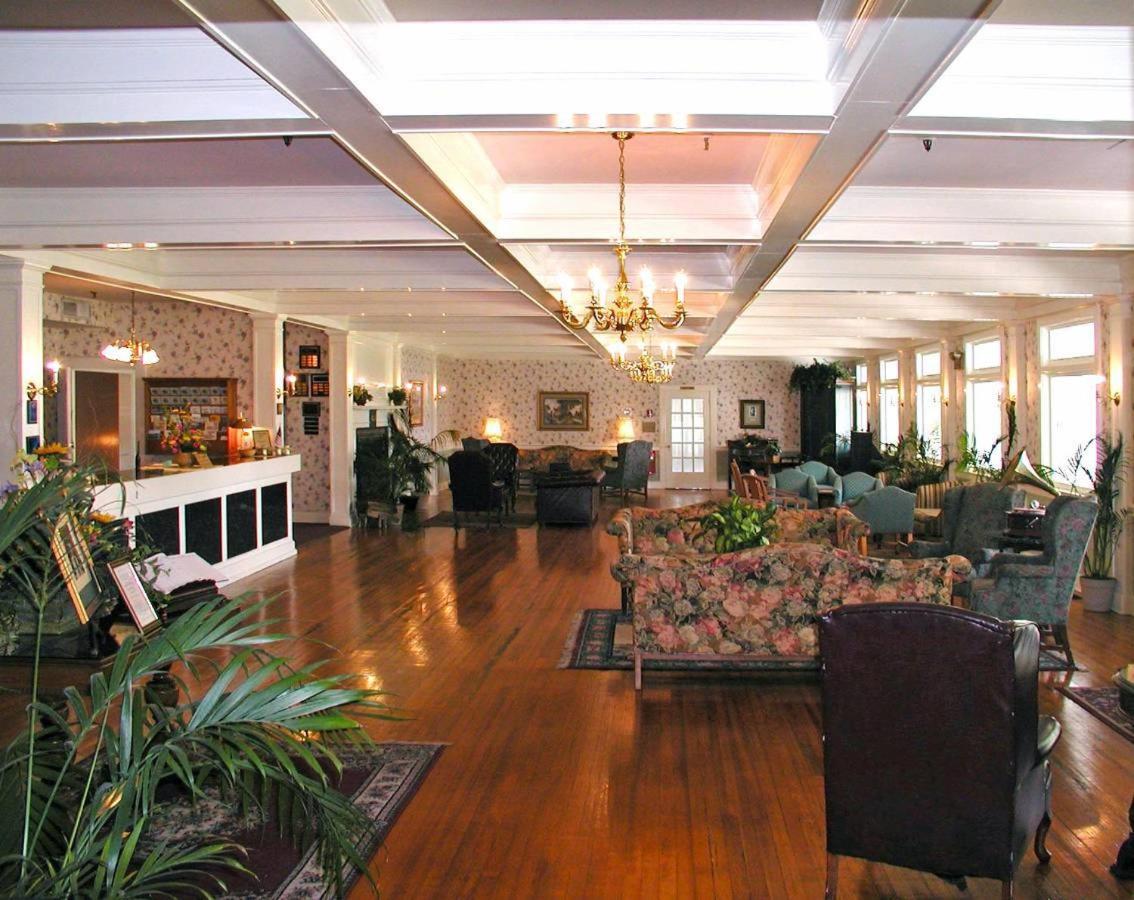 Lakeside Inn on Lake Dora - Housity