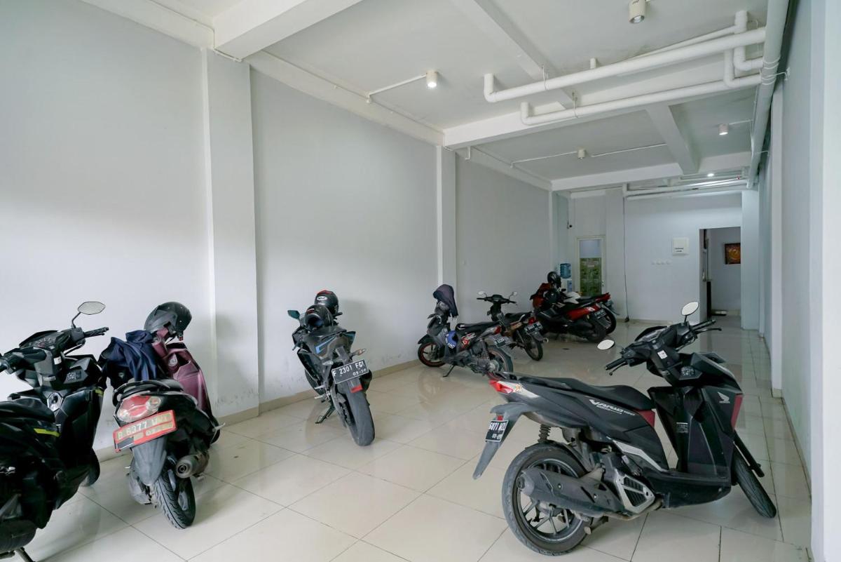 Urbanview Hotel Syariah De Umbrella Ciputat - Housity