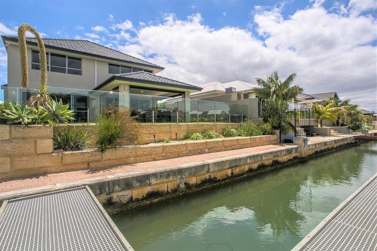 CHILLAX HOUSE - Luxury, Canals, Jetty, Family Friendly - Sleeps 14 in Style! - Housity