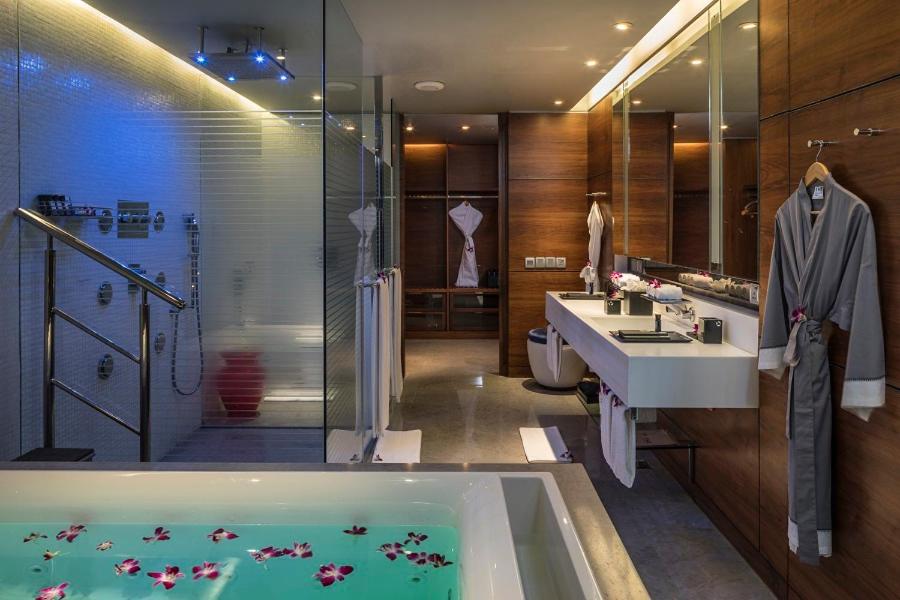 a bathroom with a tub and a sink and a shower at The Park Hyderabad, Banjara Hills near Hussain Sagar Lake in Hyderabad a bathroom with a tub and a sink and a shower at The Park Hyderabad, Banjara Hills near Hussain Sagar Lake in Hyderabad