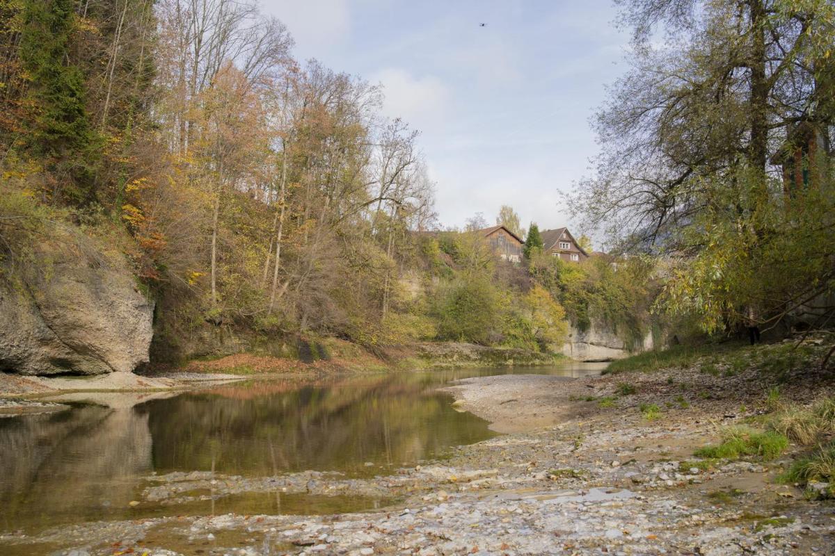 Ein Bijou mit Kachelofen, Garten und eigenem Fluss - Housity