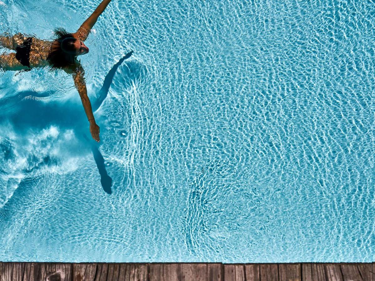 Ein Mann schwimmt im Pool in der Unterkunft Spa & Resort Bachmair Weissach, LUXURY FAMILY RESORT in Rottach-Egern