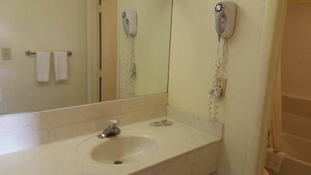 Economy Inn Dillon - Housity