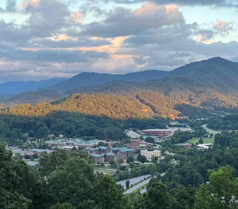 2 Bedroom Apartment overlooks WCU and Cullowhee NC - Smoke and Pet free - Housity