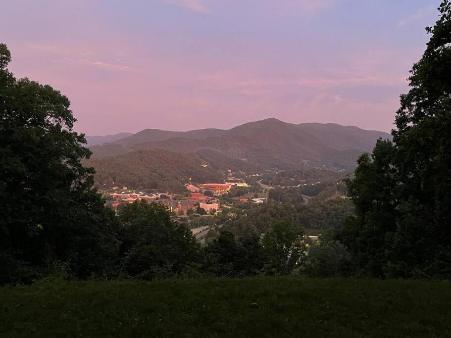 2 Bedroom Apartment overlooks WCU and Cullowhee NC - Smoke and Pet free - Housity