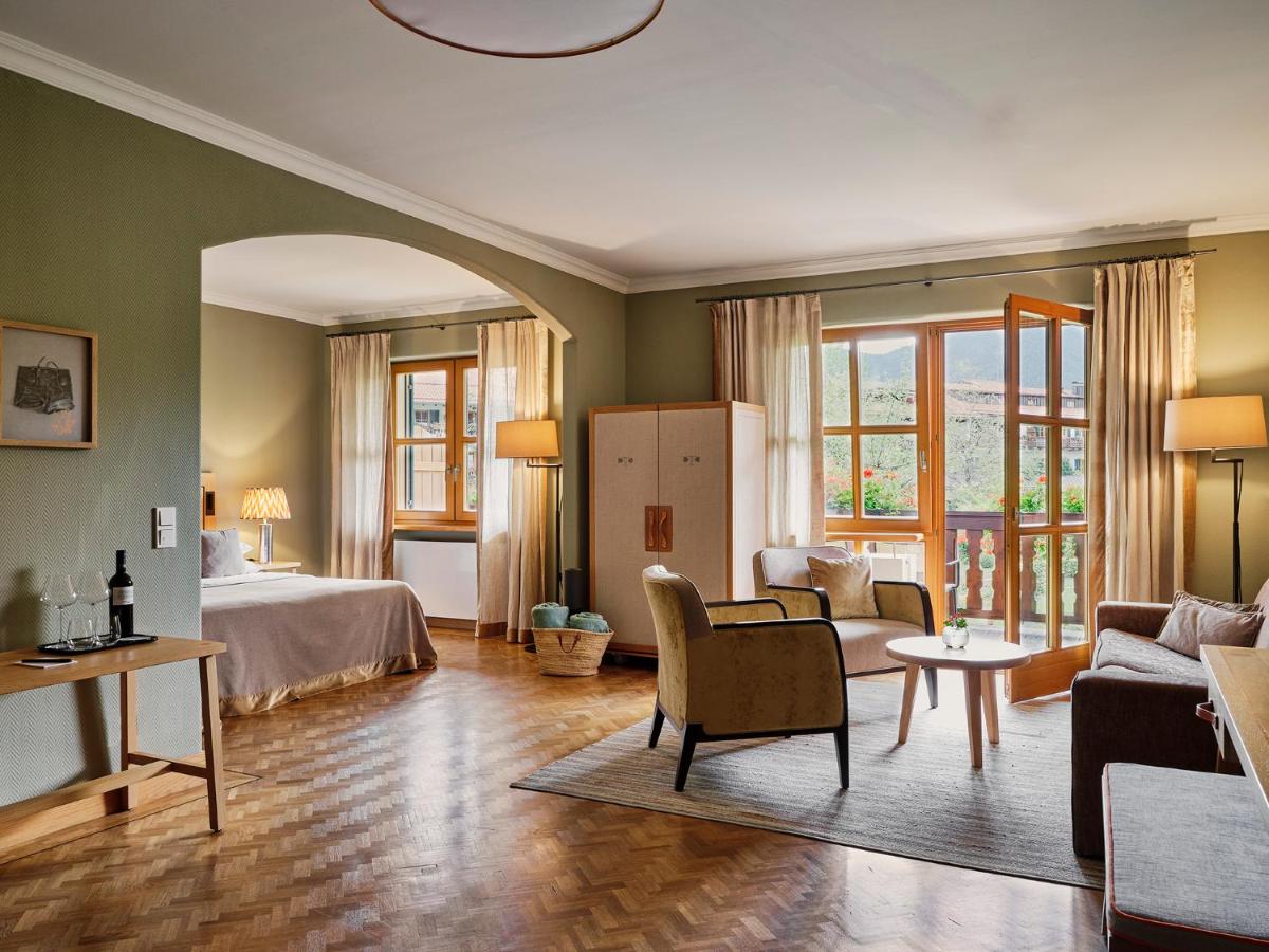 Ein Sitzbereich in der Unterkunft Spa & Resort Bachmair Weissach, LUXURY FAMILY RESORT