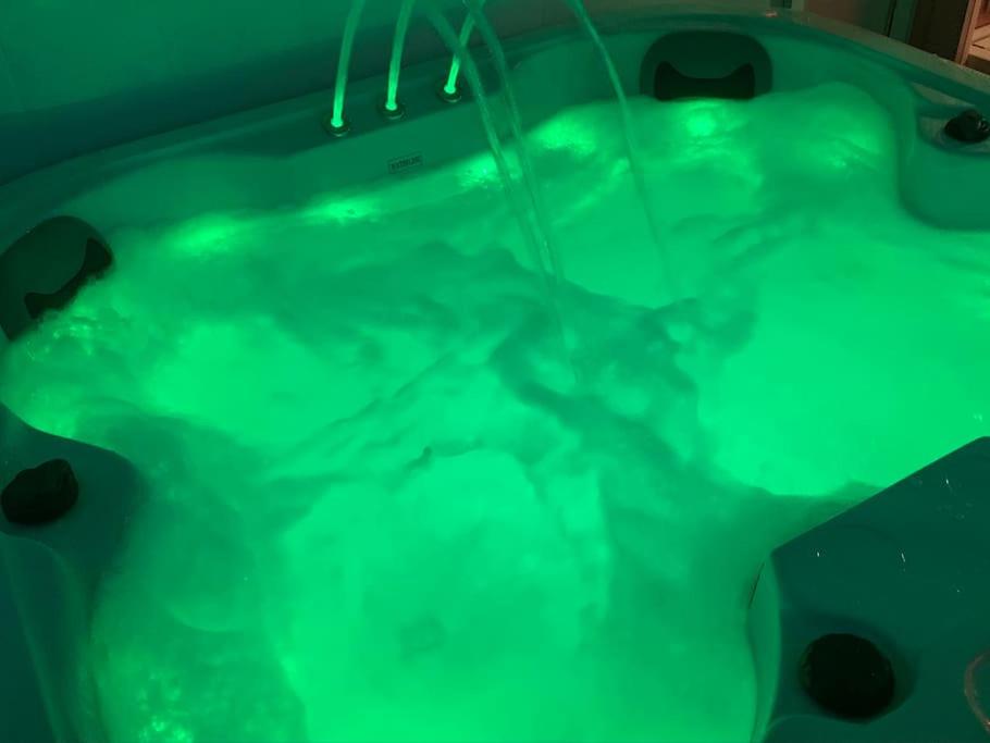 Perfect couple retreat to unwind&relax with HotTub - Housity